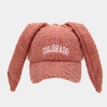 Detalle de la textura de lana de peluche rosa marrón y bordado Colorado en la gorra con orejas - Ajustable / Rosa Empolvado