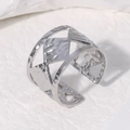 Macro di anello in acciaio inossidabile martellato argento con motivo geometrico cavo - Color Acciaio