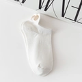 Calcetines invisibles de algodón blanco para mujer con un bordado de cara sonriente dorada - Cara sonriente
