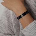 Pulsera negra de acero inoxidable con diseño de correa de reloj sobre jersey de punto - Negro