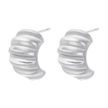 Détail macro de boucles d'oreilles argentées plissées avec texture ondulée sur fond blanc - VE1076 Or Blanc 1 Paire (Demi-cercle Côtelé)