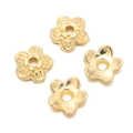 Dettaglio macro di copriperla dorati a cinque petali per la creazione di gioielli fai da te - Stile 11 (7.5x7.5mm) / Set da 20 Pezzi