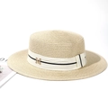 Cappello di paglia beige a corona piatta con nastro bianco a righe e dettaglio M - Beige