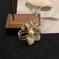 Elegante spilla a fiore placcata oro 18 carati con perla d'acqua dolce e zircone su legno - Stile Floreale Vintage Francese / Perla d'acqua dolce