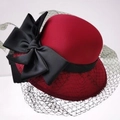 Détail de chapeau rouge avec voile en résille noir et nœud en satin pour soirée - Taille unique / Chapeau Rouge Avec Noeud Noir