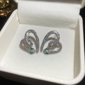 Ohrringe in Schlangenherzform mit weißen Zirkonia und grünen Edelsteinakzenten - Silber (925 Sterling Silber Ohrringstift)