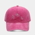 Dettaglio del cappellino da baseball rosa lavato con ricami di angeli in argento - Regolabile / Rosa Lavato (Ricamo angelo)