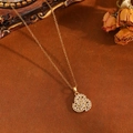 Nahaufnahme des goldfarbenen Kreispendants mit Kristallen auf Vintage-Hintergrund - Goldene Verflochtene Dreifachring Halskette(T031)