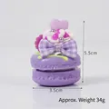 Ciondolo macaron viola con fiore di crema e fiocco, dimensioni 5,5cm alto e 3,5cm largo - Viola con laccetto rosa per cellulare