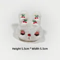 Détail de broche lapin en peluche blanche avec broderie cerise, H5,5 cm x L5,5 cm - Ouverture Arrière (Accessoire DIY) / Blanc