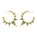 Detail van gouden spike-oorringen met diepblauwe kristallen in een gotische stijl - Zwart Zirconia (Goud)