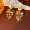 Detalle de pendientes vintage de corazón con metal dorado, perlas y resinas mixtas - Amarillo Dorado (Pin de Plata de Ley 925)