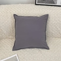 Detailaufnahme dunkelgrauer quadratischer Kissenbezug auf cremefarbenem Kunstfellsofa - Ohne Kissenfüllung / Hellgrau