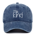 Vue détaillée de la broderie blanche Be Kind et du cœur sur la casquette en coton délavé - Bleu marine