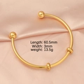 Detalle de una pulsera dorada abierta con dimensiones de 60,5 mm por 3 mm y un peso de 13,5 g - Dorado