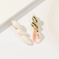 Detailansicht der Haarspangen mit natürlichen weißen Muscheln und rosa Spiralschnecken - Goldene Meeresschnecke 2er-Set Haarschmuck