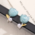 Pastellblaue Tulpen-Ohrstecker mit kleiner weißer Perle und silbernen Akzenten - Blaue Tulpenperle (A-691)