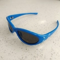 Blauwe sportzonnebril voor kinderen met grijze glazen en witte stikseldetails - Blauw