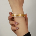 Bracciale a onde in acciaio al titanio placcato oro 18K con motivo a griglia e diamanti - Oro