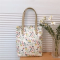 Détail d'un sac fourre-tout en coton fleuri avec anses en cuir et rivets métalliques - Base Beige Petites Fleurs Orange-Rose