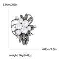 Elegante broche de ramo de perlas en metal gris oscuro con detalles de diamantes - Gris