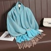 Lussuosa sciarpa azzurra effetto cashmere con eleganti nappe beige su divano in pelle - Azzurro (T003-34)
