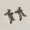 Orecchini a fiocco argento con cristalli scintillanti e lunghe nappe in metallo su bianco - Stile G Orecchini con Fiocco e Nappine Argento