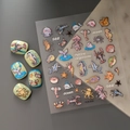 Macro-opname van 3D-nagelstickers met zeedieren zoals zeepaardjes en kwallen ontwerpen - Stijl Mariene Organismen (FEB-849)