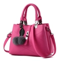 Bolso fucsia de cuero con costuras de rombos y colgantes de pompones grises - Rosa Rojo