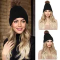 Detail der schwarzen Rippstrickmütze mit braunem Kunstpelz-Pompon und breitem Umschlag - T22/613 Ombre Blond