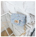 Detail van blauwe tweed crossbodytas voor meisjes met gouden ketting en draaisluiting - Blauw