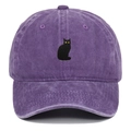 Nahaufnahme einer lila Baseballkappe aus Baumwolle mit Stickerei einer schwarzen Katze. - Lila