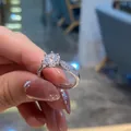 Close-up van de zes-potige zetting met ronde diamant en pavé-band op zilveren ring - Verstelbaar Open / TJZ208-Zes-Klauw Pavé Band