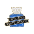 Blauer rechteckiger Emaille-Pin mit goldenem Shy and Ready to Cry Text auf Weiß - Schüchtern und Bereit zu Weinen (XZ9602)