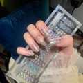 Holografische silberne Nagelfolien mit Glitzer und Rautenmustern auf den Händen - MZ-011 Holografisch Silber Glitzer