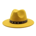 Dettaglio del cappello di lana giallo con cinturino in pelle marrone e borchie d'oro - M (56-58cm) / Giallo