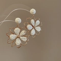 Pendientes de flores de rafia con marco de metal dorado y detalles de pétalos tejidos - Blanco