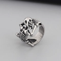 Anello teschio punk gotico da uomo in argento vintage con design a scheletro - Stile Scheletro Sdraiato di Lato (KR49225-K)