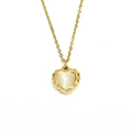 Détail d'un pendentif cœur vintage avec pierre laiteuse et bordure plaquée or 18k - Or Pierre d'Oeil de Chat Blanche