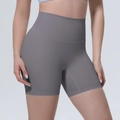 Détail du short de yoga gris foncé à taille haute avec contrôle du ventre et coupe sans couture - S / Gris titane
