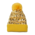 Detail der metallisch goldenen Oberfläche und gelben Strickstruktur mit großem Pelzbommel - M (56-58cm) / Goldgelb
