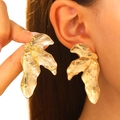 Grandi orecchini a petalo dorati con texture increspata per un look estivo audace - Stile Foglia d'Oro Irregolare (N-095)