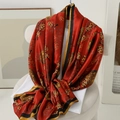 Écharpe longue en satin rouge avec imprimés fleurs de prunier et de ginkgo - Fond Rouge Chinois (Style 9)
