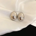 Boucles d'oreilles gouttes d'eau en argent poli brillant sur tissu satiné blanc - Goutte d'Eau en Argent Poli (16#)