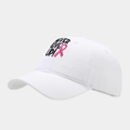 Gros plan sur une casquette en coton blanc avec ruban rose et broderie Never Give Up - Réglable / Blanc