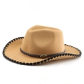 Détail de chapeau de cowboy kaki avec bande en cuir, emblème de taureau et bord surpiqué - M (56-58cm) / Chapeau camel avec bordure point fouet noire