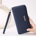 Cartera larga tejida azul oscuro con cremallera dorada y correa de muñeca a mano - Azul