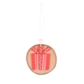 Addobbo natalizio in legno con un design a scatola regalo rossa su una fetta di legno naturale - Stile sacchetto regalo