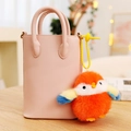 Roze mini-handtas met schattige oranje pluchen vogel hanger aan een gele plastic ketting - Oranje Papegaai