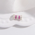 Vue macro d'un charm cylindre en argent S925 avec oxydes de zirconium roses et blancs - Style D - Design Tonneau (SK51) / Argent 925 / 6*10.5mm / Argent Zircon Rouge